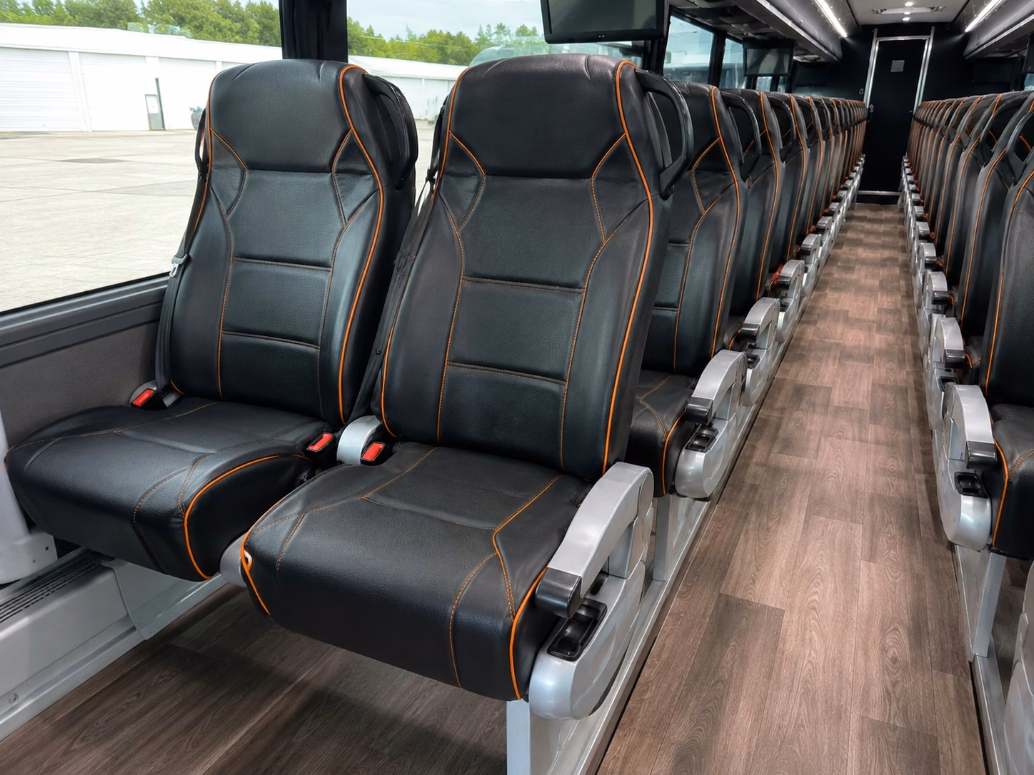 des moines charter bus interior