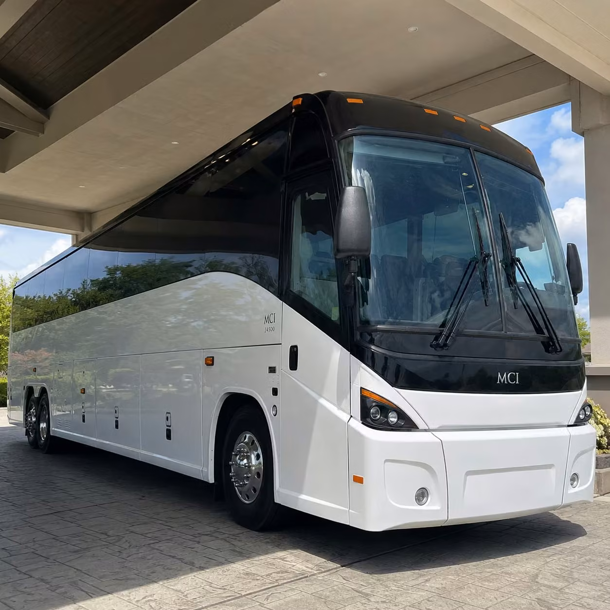 shuttle employees between des moines s largest employment corridors